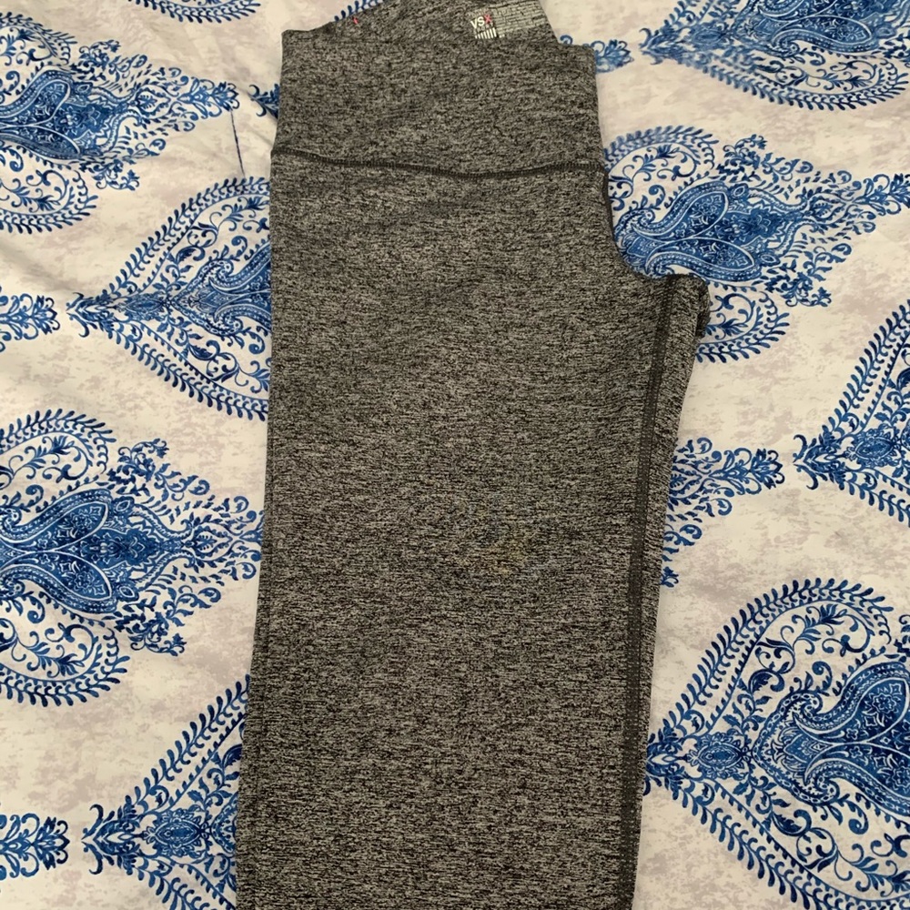Victoria’s Secret knockout cropped legging size m